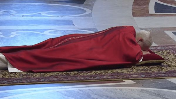 Postración de León XIV, Viernes Santo, 3 de abril de 2026