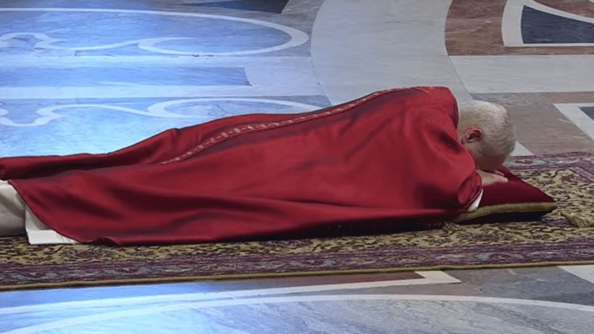 Postración de León XIV, Viernes Santo, 3 de abril de 2026
