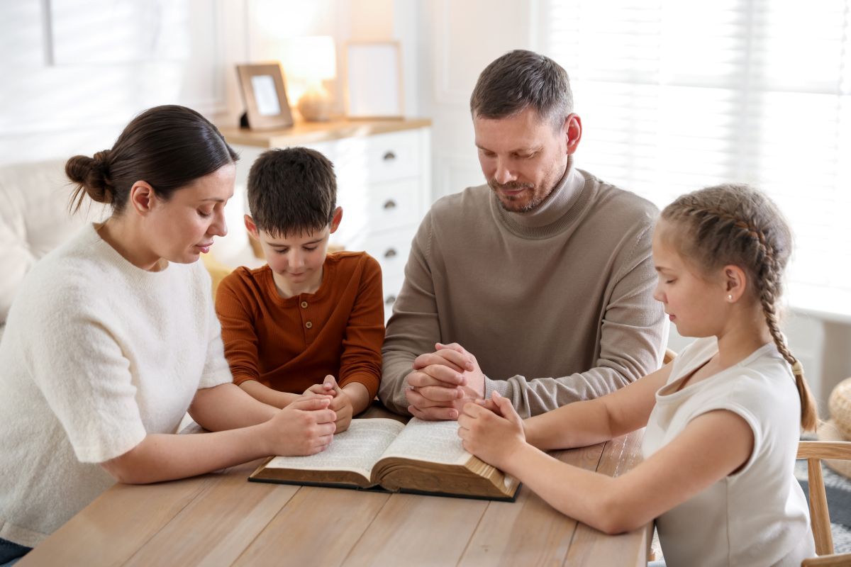 familia-rezando-niños-Semana-Santa