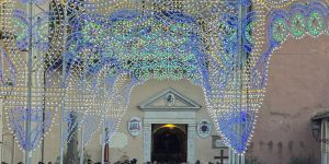 Mes de María: una ciudad italiana se tiñe de azul