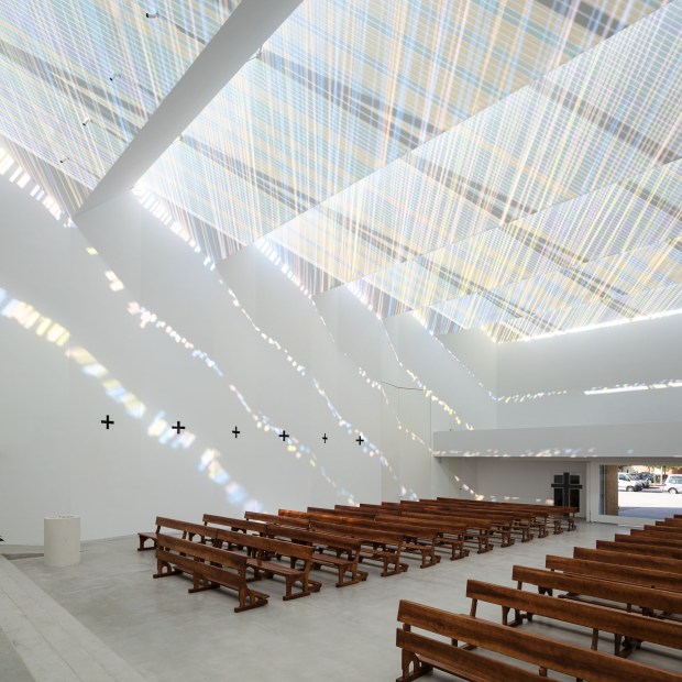 Imagen del interior de la iglesia del Espíritu Santo de Granada (España) diseñada por la arquitecta Elisa Valero