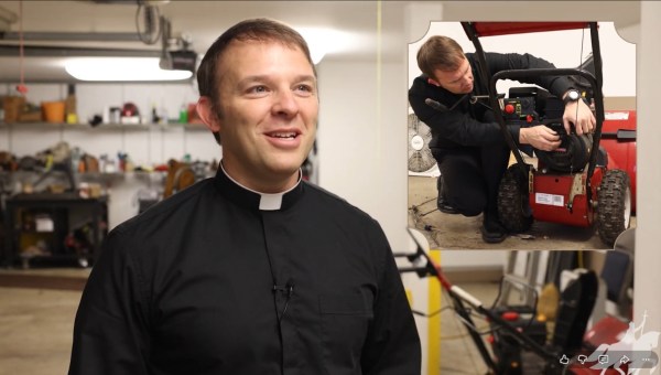 Corner Item Image - El padre Kevin, el sacerdote que evangeliza con una llave inglesa en la mano