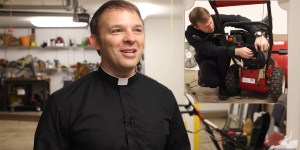 El padre Kevin, el sacerdote que evangeliza con una llave inglesa en la mano