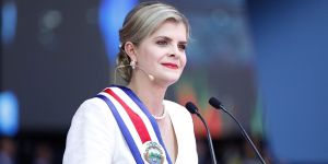 Laura Fernández comenzó su periodo presidencial a los pies de la Virgen