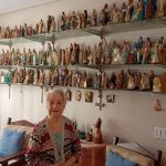 María, a los 95 años, evangeliza con sus 500 estatuas de la Virgen