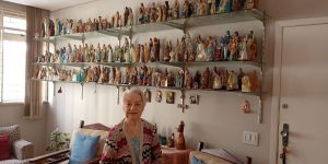 María, a los 95 años, evangeliza con sus 500 estatuas de la Virgen
