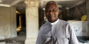 El sacerdote George edifica un centro de sanación en África