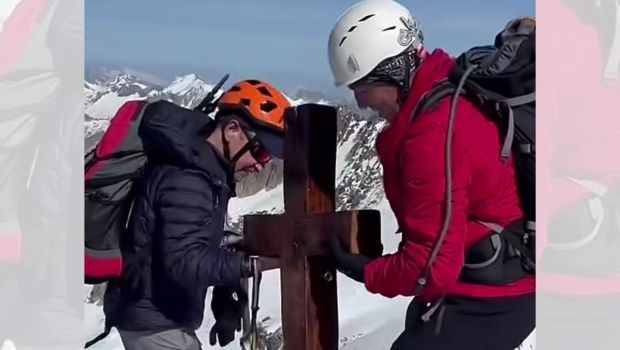 Deux alpinistes espagnols replacent la croix de Maël au sommet du pic d'Aneto après qu'elle ait été jetée en contrebas du sommet.