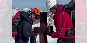 El joven francés que subió una cruz de 35 kg a la montaña