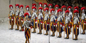 28 nuevos guardias suizos prestan juramento ante León XIV