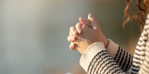 Cinco santos para hacer crecer la fe, paso a paso