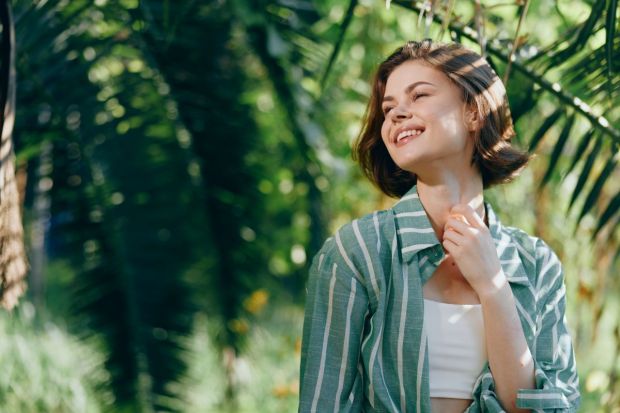 mujer sonriendo