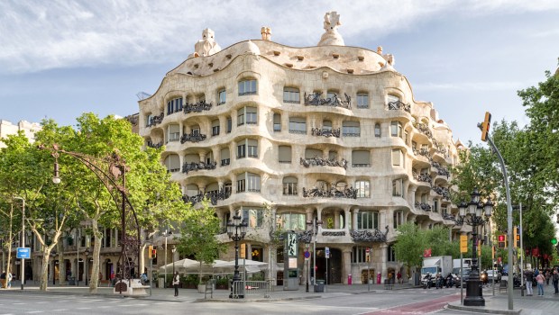 Casa Milà, popularmente llamada La Pedrera ('la cantera' en catalán). Edificio modernista antoni gaudi