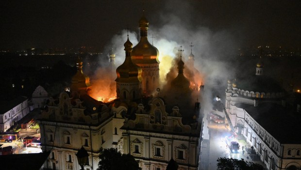 Au moins 11 personnes ont été tuées le 15 juin 2026 dans une série de frappes russes sur des villes d'Ukraine et un incendie a ravagé la cathédrale de la Dormition, un édifice orthodoxe emblématique de Kiev, du XIe siècle et classé à l'Unesco.