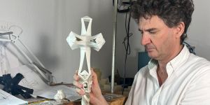 3 grandezas de la Sagrada Familia en el báculo papal gaudiniano