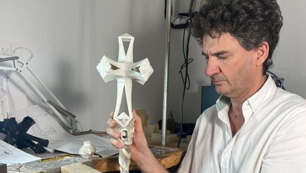 Corner Item Image - 3 grandezas de la Sagrada Familia en el báculo papal gaudiniano