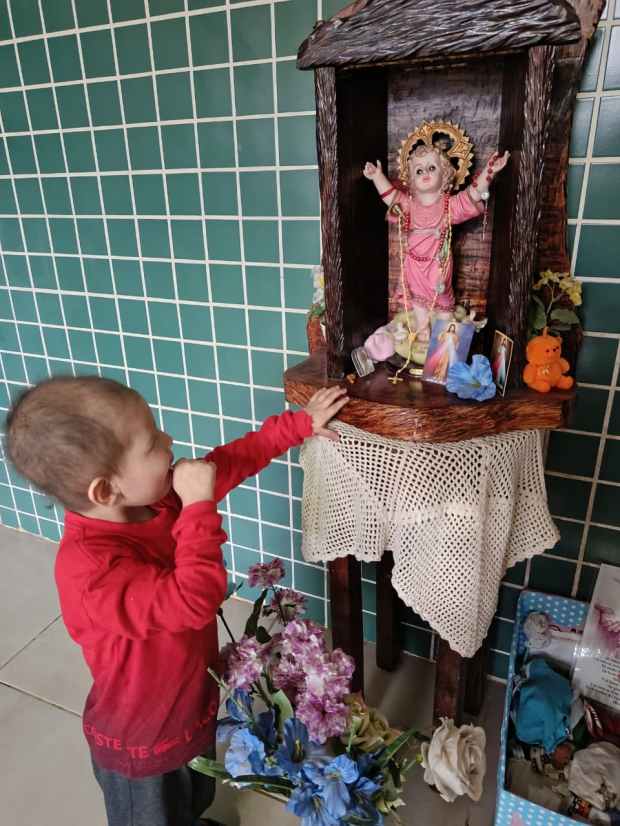 La visita del Papa le ayuda a sostener a su nieto con cáncer