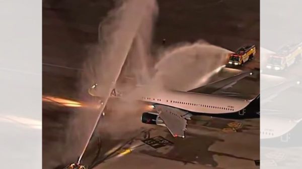 Le 2 juin, l’avion de la sélection brésilienne s’est envolé aux Etats-Unis pour la Coupe du monde de foot, après avoir été aspergé d’eau bénite par deux énormes canons.