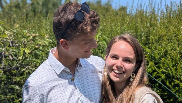 À 26 ans, Anne-Louise partage sur Instagram la beauté des choses simples, la vie de couple et sa foi.