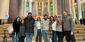 El himno que acompaña la cálida acogida del Papa en España
