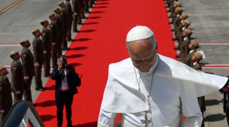 El retraso del vuelo del Papa León y  la emergencia de Juan Pablo II
