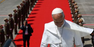 El retraso del vuelo del Papa León y  la emergencia de Juan Pablo II