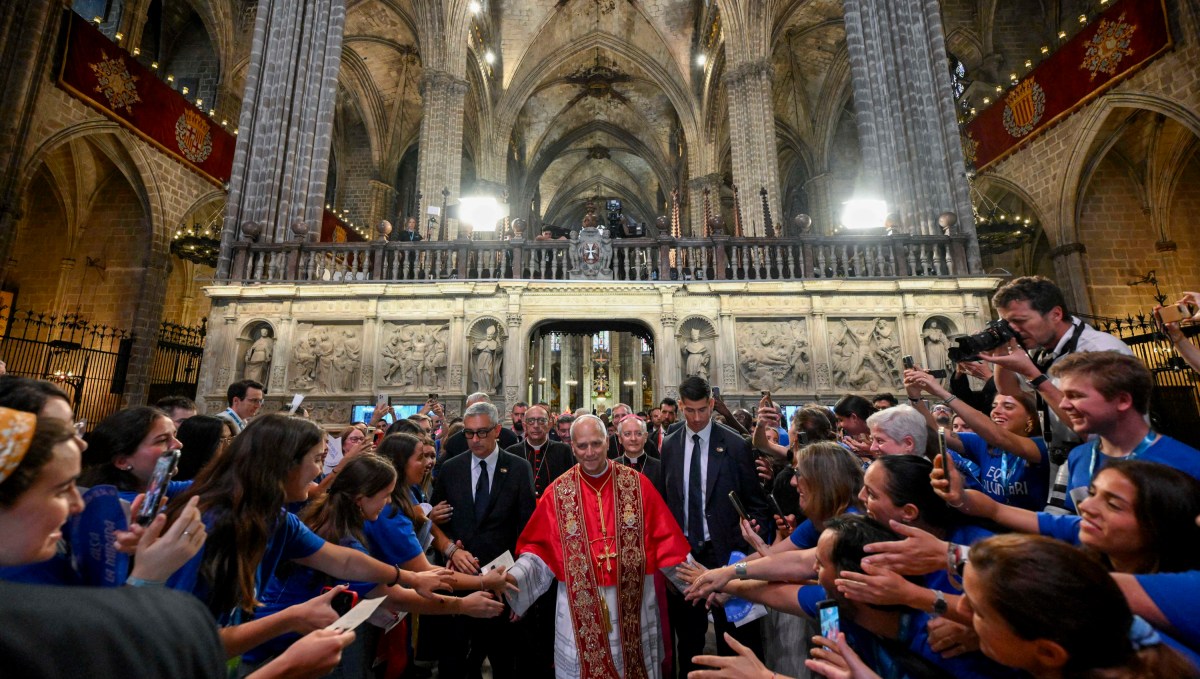 pope-leo-xiv--greeting-youngsters-midday-prayer-cathedral-holy-cross-saint-eulalia-barcelona