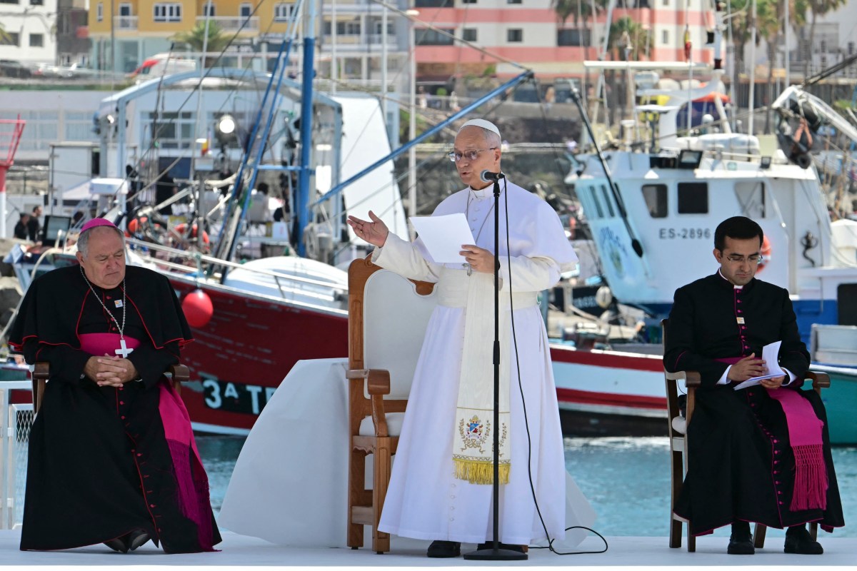 pope-leo-xiv-meeting-migrants-port-of-arguineguin-canary-island-of-gran-canaria