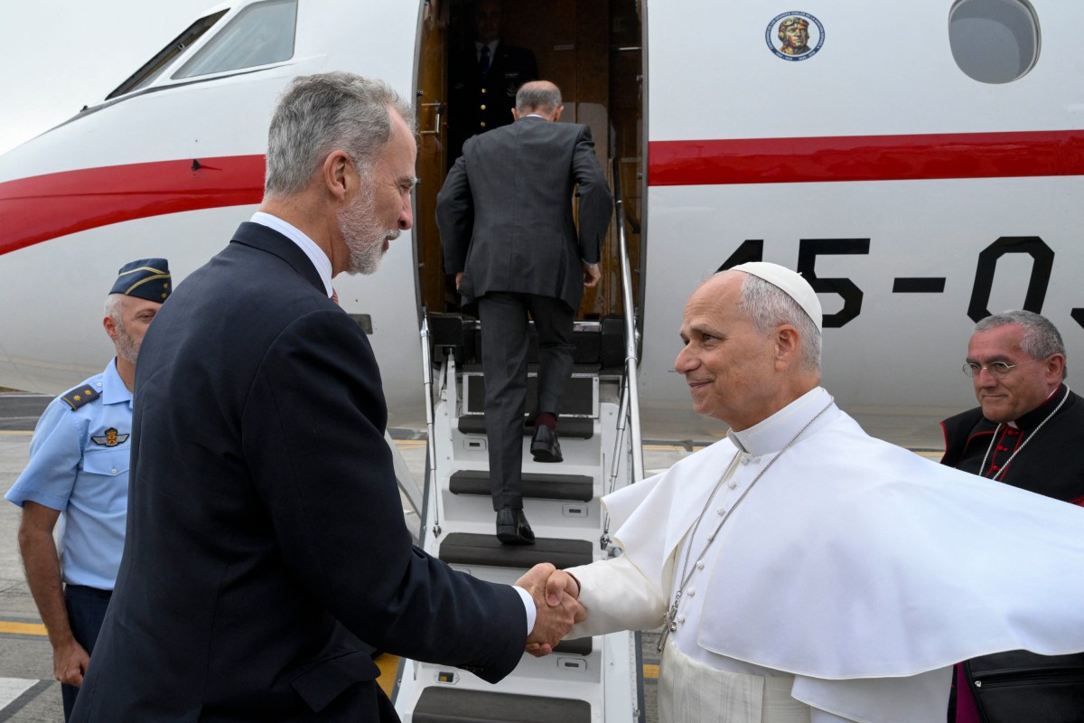 pope-leo-xiv-spanish-king-felipe-vi-takeoff-incident