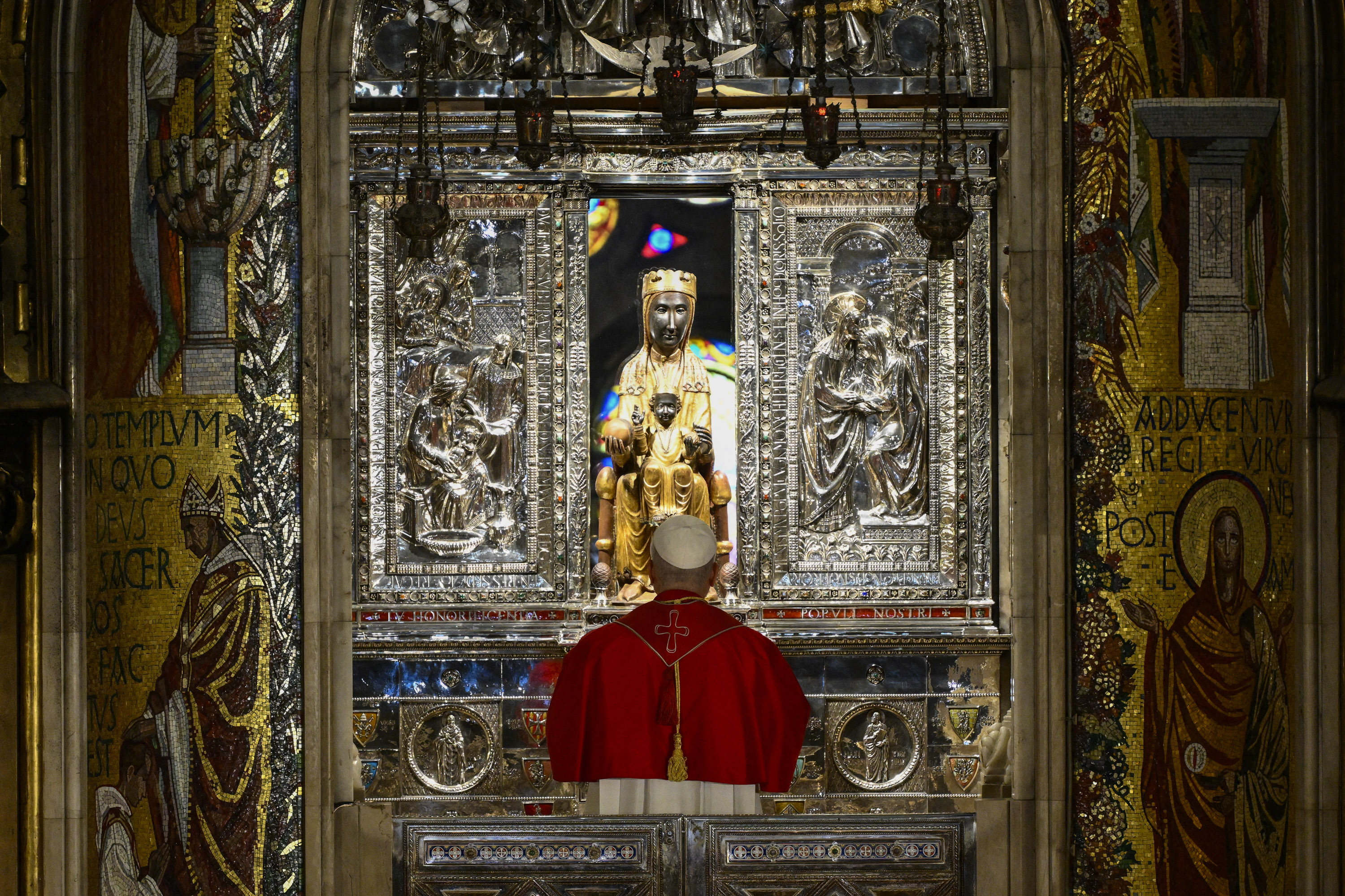 {"rendered":"El Papa Le\u00f3n XIV ante la Virgen de Montserrat"}