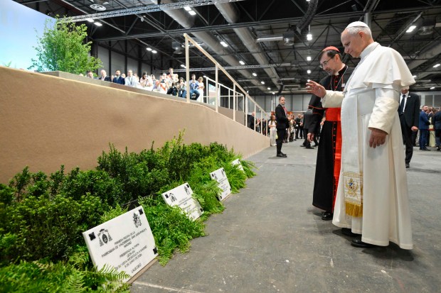 pope-leo-xiv-volunteers-IFEMA-madrid-spain