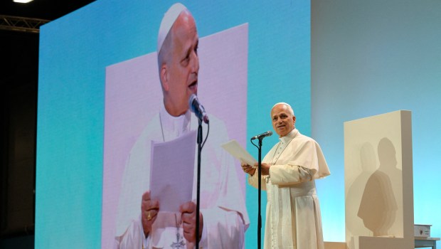 pope-leo-xiv-volunteers-IFEMA-madrid-spain