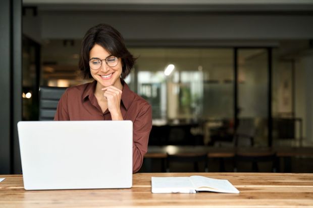 mujer- escribiendo- laptop -discurso - IA