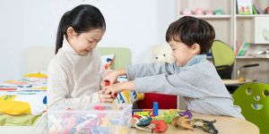 ¿Por qué mis hijos se pelean por el mismo juguete?
