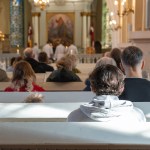 ¿Está mal sentarse en la iglesia con las piernas cruzadas?