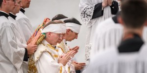 Roma formaliza la excomunión de los seis obispos lefebvristas