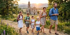 Por qué hacer una micro-peregrinación familiar este verano