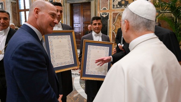 Corner Item Image - Un empresario que apoya la obra benéfica de la Iglesia