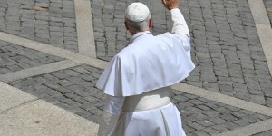 Ángelus: Dios “no es una figura poderosa que se impone por la fuerza”