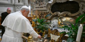 León XIV rezó en privado ante la tumba de San Benito en Monte Cassino
