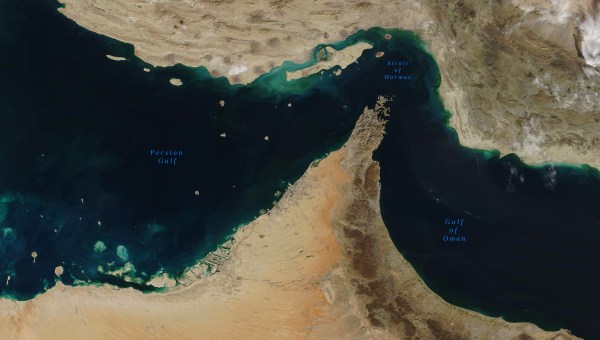 Estrecho de Ormuz, un estrecho entre el Golfo Pérsico y el Golfo de Omán, visto desde el espacio Marineros varados por la guerra