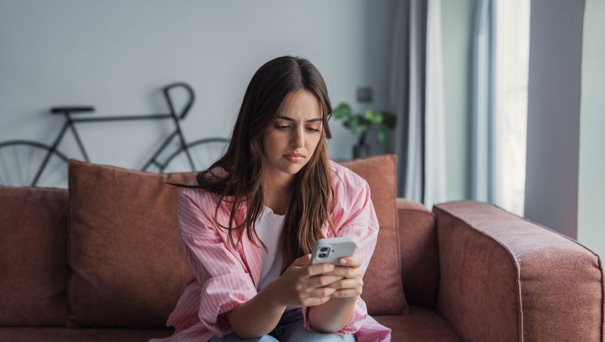 mujer-joven-orbiting-celular