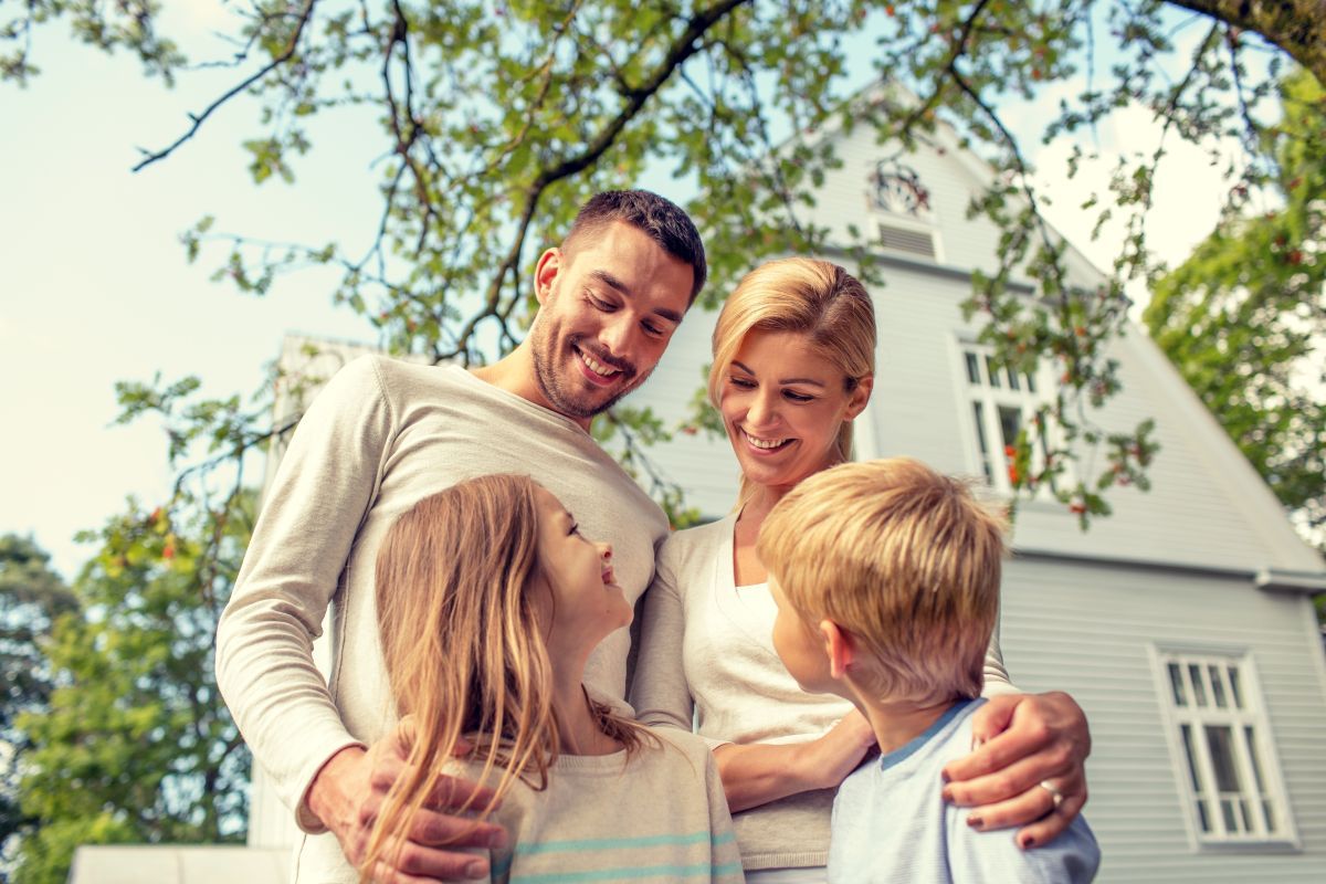 Familia-educa-hijos-con -amor-cónyuges