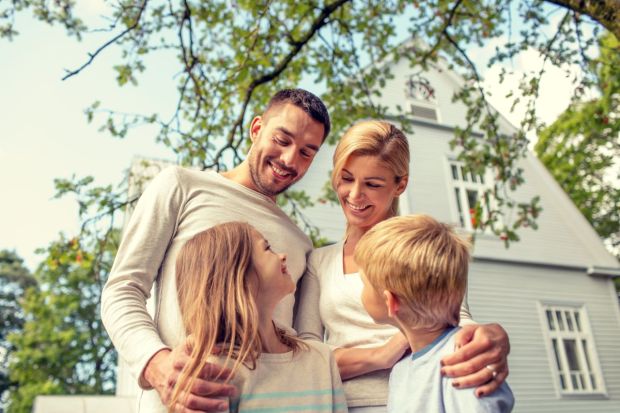 Familia-educa-hijos-con -amor-cónyuges