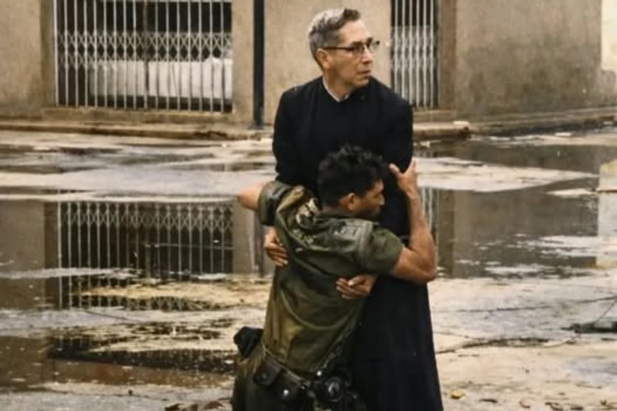 Guerra-padre-Luis-Padilla-auxilia-a-joven