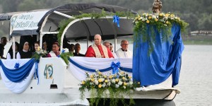 León XIV en la procesión náutica en el lago de Albano
