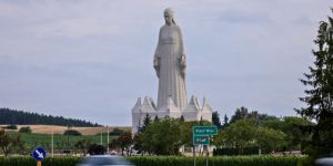 Polonia: una Virgen María que se eleva por encima de todo sin perder su humildad