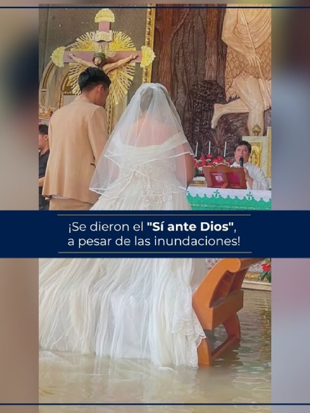 (VIDEO) ¡Se dieron el “Sí ante Dios”, a pesar de las inundaciones!