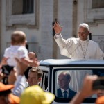 La Iglesia debe “escudriñar los signos de los tiempos” y acercarse a la humanidad, instó el Papa