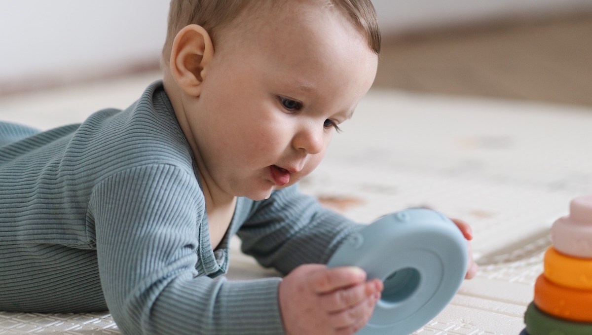 bebé-jugando